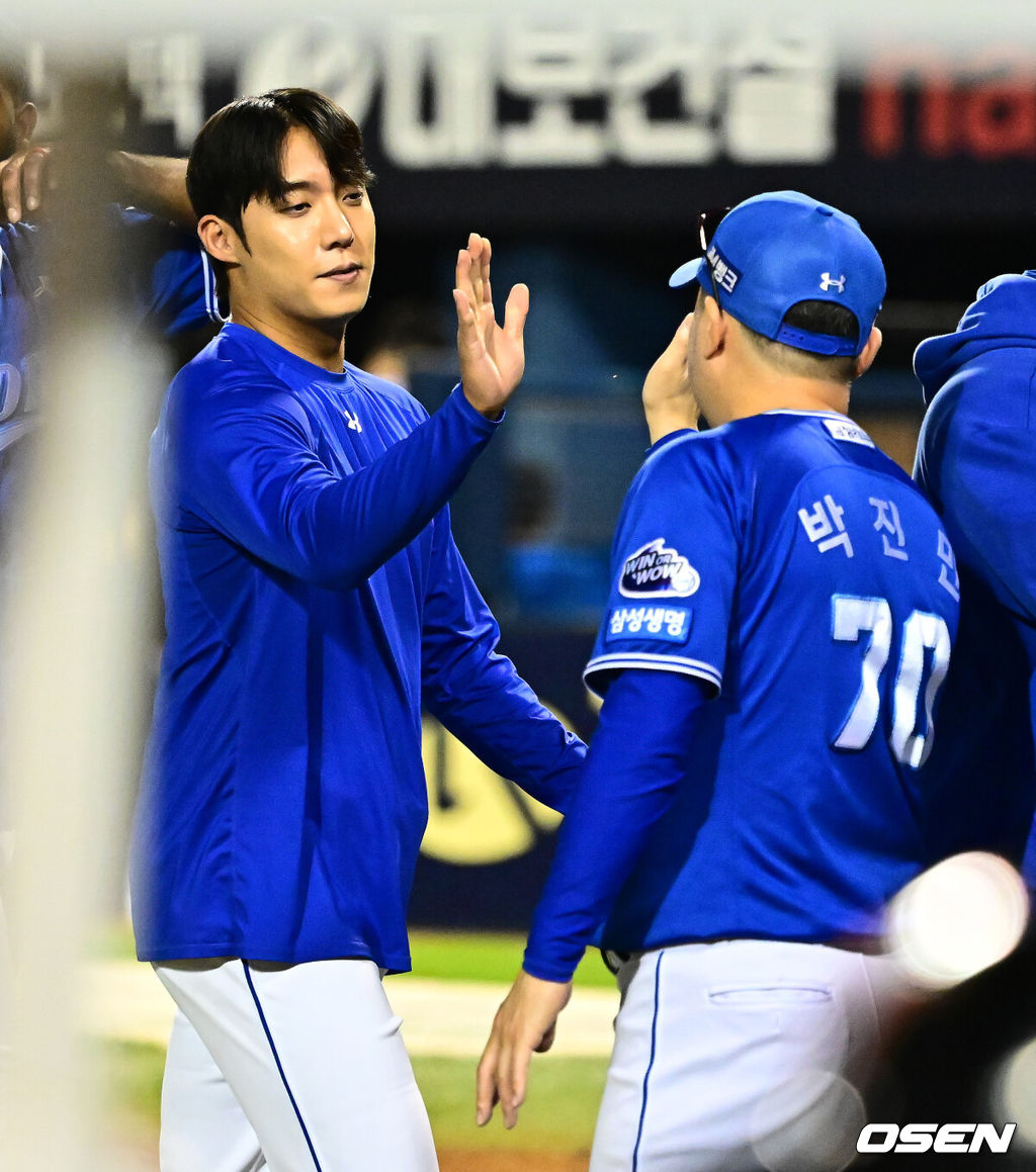 프로야구 삼성 라이온즈가 LG 트윈스를 꺾고 4연승을 달렸다. 삼성은 20일 서울 잠실구장에서 열린 2025 KBO리그 LG와 경기에서 14-4로 크게 승리했다. 홈런 2방을 포함해 장단 17안타를 터뜨렸다. LG는 이날 패배했지만, 2위 한화 이글스가 KT 위즈에 덜미를 잡히면서 매직넘버를 '6'에서 '5'로 한 개 줄였다. 경기를 마치고 삼성 원태인이 박진만 감독과 승리를 기뻐하고 있다. 2025.09.20 /jpnews@osen.co.kr