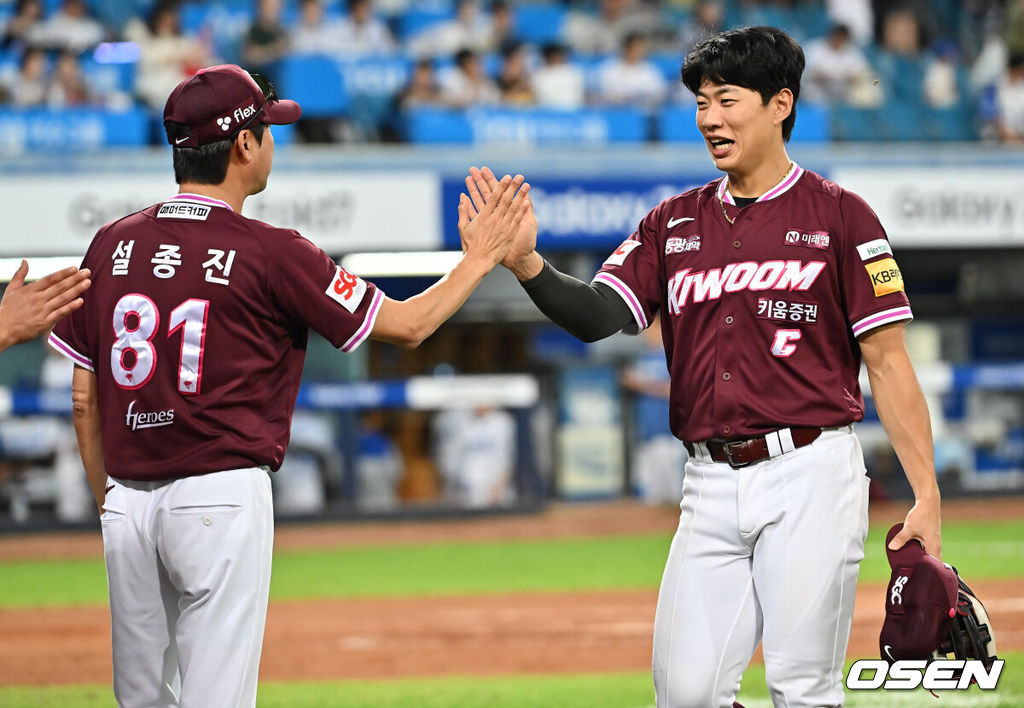 3일 대구삼성라이온즈파크에서 2025 신한 SOL 뱅크 KBO 리그 삼성 라이온즈와 키움 히어로즈의 경기가 열렸다. 홈팀 삼성은 가라비토가, 방문팀 키움은 하영민이 선발 출전했다. 키움 히어로즈 송성문이 삼성 라이온즈에 4-3으로 승리한 후 설종진 감독 대행과 하이파이브를 하고 있다. 2025.09.03 / foto0307@osen.co.kr