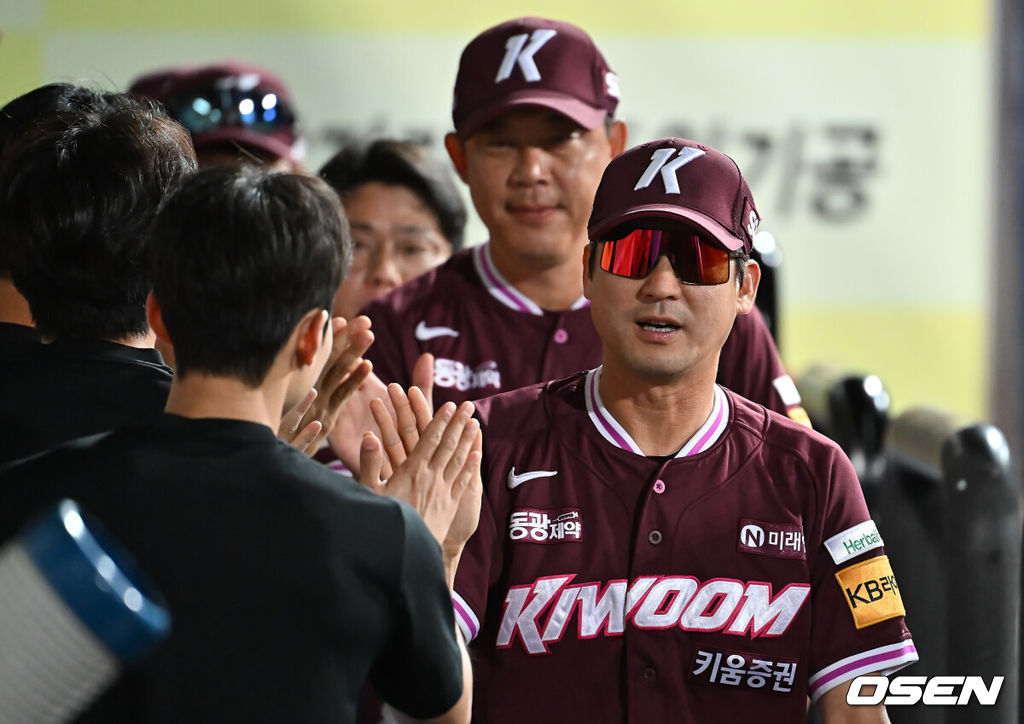 3일 대구삼성라이온즈파크에서 2025 신한 SOL 뱅크 KBO 리그 삼성 라이온즈와 키움 히어로즈의 경기가 열렸다. 홈팀 삼성은 가라비토가, 방문팀 키움은 하영민이 선발 출전했다. 키움 히어로즈 설종진 감독 대행이 삼성 라이온즈에 4-3으로 승리한 후 하이파이브를 하고 있다. 2025.09.03 / foto0307@osen.co.kr
