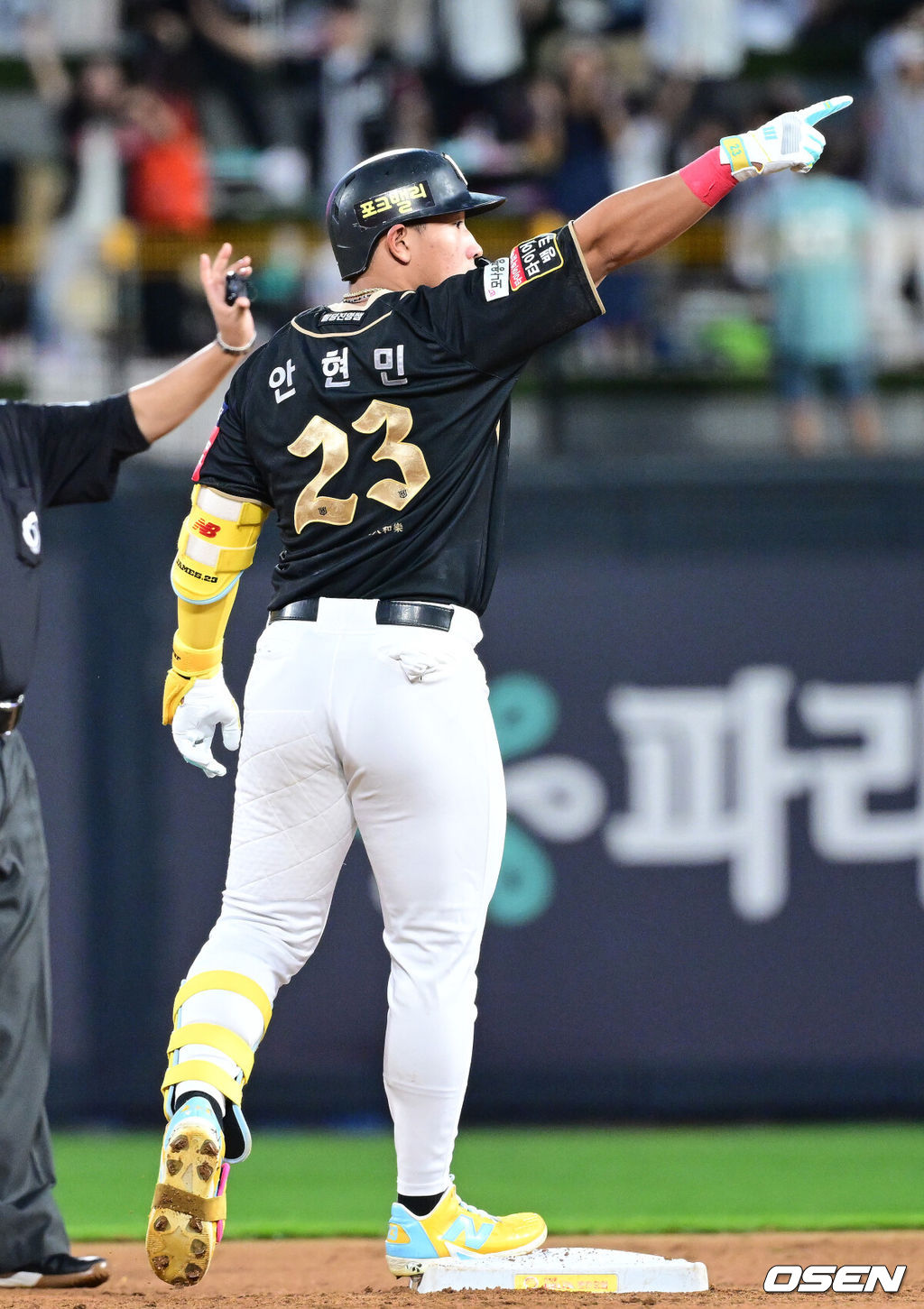 20일 수원 KT위즈파크에서 ‘2025 신한 SOL Bank KBO리그’ KT 위즈와 한화 이글스의 경기가 열렸다.홈팀 KT는 고영표, 방문팀 한화는 코디 폰세를 선발로 내세웠다.5회말 무사 2루 상황 KT 안현민이 달아나는 1타점 적시타를 날리고 상대 수비를 틈타 2루까지 안착한 뒤 기뻐하고 있다. 2025.09.20 / dreamer@osen.co.kr