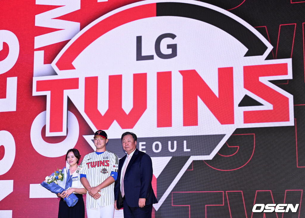 17일 오후 7일 오후 서울 롯데호텔 월드에서 ‘2026 KBO 신인 드래프트’가 열렸다.이번 드래프트는 전면 드래프트 방식으로 총 11라운드에 걸쳐 진행된다. 대상자는 총 1천261명으로, 고등학교 졸업 예정자 930명, 대학교 졸업 예정자 216명, 얼리 드래프트 신청자 51명, 해외 아마추어·프로 출신 선수 19명이다. 이 중 최대 110명이 KBO 10개 구단의 부름을 받게 된다.LG에 지명된 경기항공고 양우진이 기념촬영을 하고 있다. 2025.09.17 /sunday@osen.co.kr