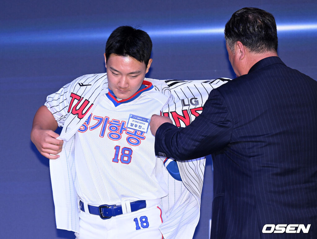 17일 오후 7일 오후 서울 롯데호텔 월드에서 ‘2026 KBO 신인 드래프트’가 열렸다.이번 드래프트는 전면 드래프트 방식으로 총 11라운드에 걸쳐 진행된다. 대상자는 총 1천261명으로, 고등학교 졸업 예정자 930명, 대학교 졸업 예정자 216명, 얼리 드래프트 신청자 51명, 해외 아마추어·프로 출신 선수 19명이다. 이 중 최대 110명이 KBO 10개 구단의 부름을 받게 된다.LG에 지명된 경기항공고 양우진이 기념촬영을 하고 있다. 2025.09.17 /sunday@osen.co.kr