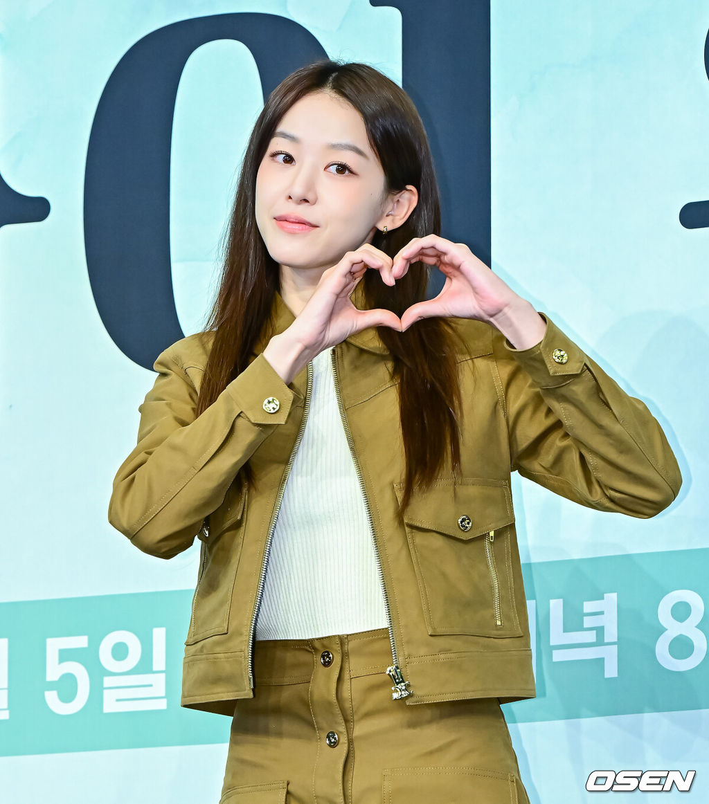 4일 오후 서울 구로구 신도림동 더링크서울 호텔에서 JTBC 새 금요시리즈 ‘마이 유스’ 제작발표회가 열렸다.오는 5일 첫 방송되는 ‘마이 유스’(극본 박시현, 연출 이상엽·고혜진)는 남들보다 늦게 평범한 삶을 시작한 선우해(송중기 분)와 뜻하지 않게 첫사랑의 평온을 깨뜨려야 하는 성제연(천우희 분)의 감성 로맨스를 그린다.배우 이주명이 포토타임을 하고 있다. 2025.09.04 /jpnews@osen.co.kr