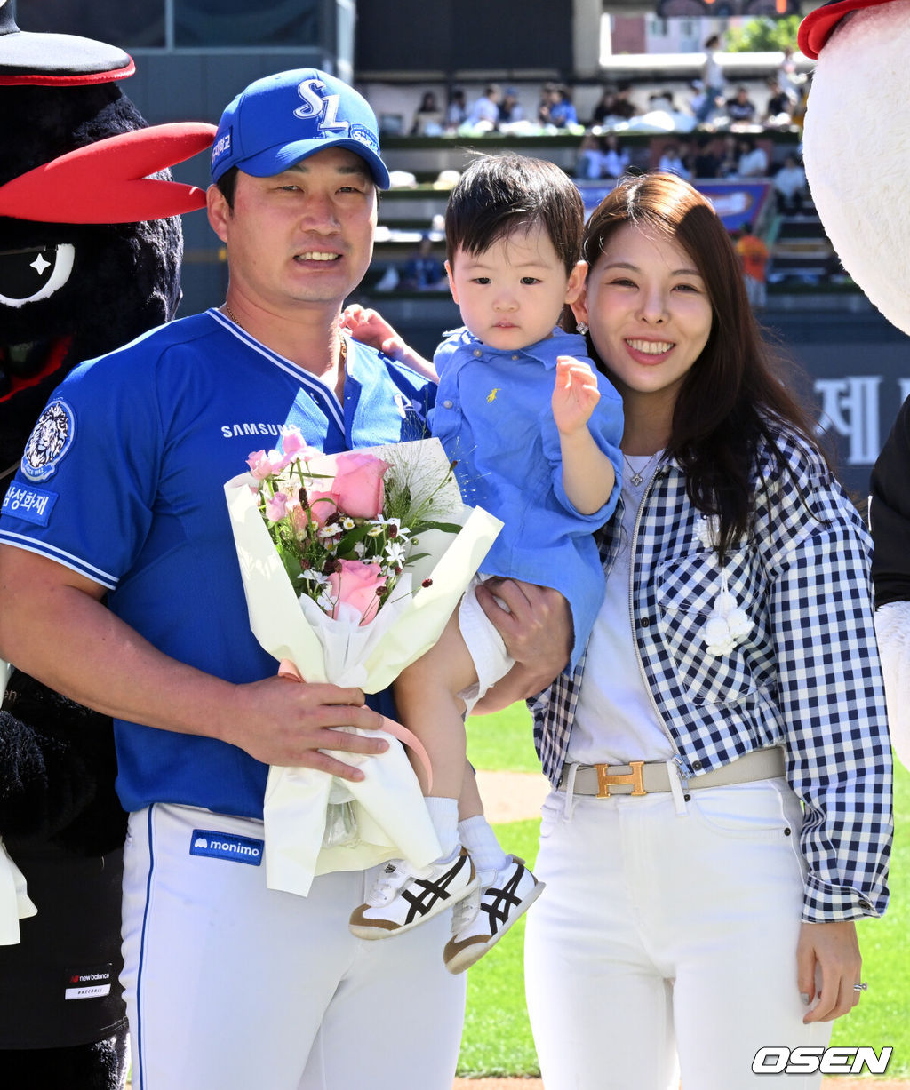 21일 수원 KT위즈파크에서 ‘2025 신한 SOL Bank KBO리그’ KT 위즈와 삼성 라이온즈의 경기에 앞서 삼성 오승환의 은퇴 투어 행사가 진행됐다.삼성 오승환이 은퇴 기념 행사에서 가족과 기념 촬영을 하고 있다. 2025.09.21 /cej@osen.co.kr
