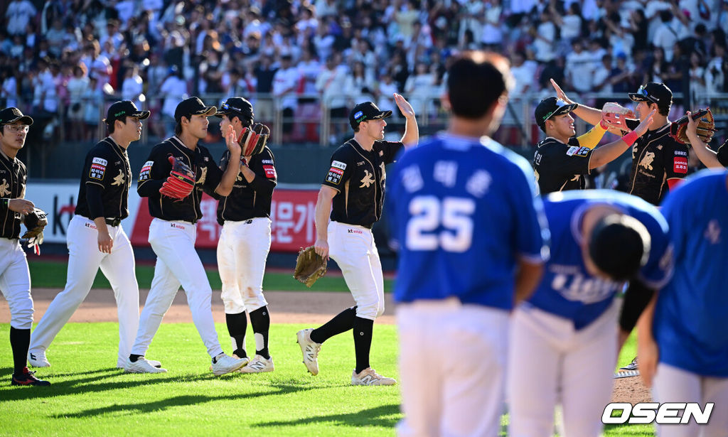 KT가 구자욱이 무릎 부상으로 결장한 4위 삼성을 0.5경기 차이로 따라붙었다. 프로야구 KT 위즈는 21일 수원KT위즈파크에서 열린 2025 신한 SOL뱅크 KBO리그 삼성 라이온즈와의 시즌 마지막 맞대결(16차전)에서 6-3으로 승리했다. KT가 승리를 기뻐하고 있다. 2025.09.21 /cej@osen.co.kr