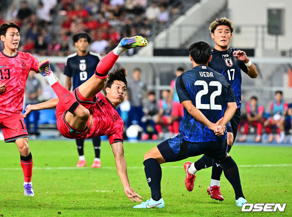 대굴욕이다. 한국축구가 일본에 사상 첫 3연패를 당했다. 홍명보 감독이 이끄는 남자축구대표팀은 15일 오후 7시 24분 용인 미르스타디움에서 개최되는 2025 동아시아축구연맹(EAFF) E-1 챔피언십(동아시안컵) 3차전에서 숙적 일본에게 0-1로 패해 우승컵 탈환에 실패했다. 대회 3승의 일본이 통산 세 번째 우승을 달성했다. 일본은 안방의 한국을 누르고 대회 2연패까지 가져갔다. 한국은 여전히 5회 우승으로 최다우승이지만 2개 대회 연속 일본에 밀렸다. 후반 한국 이호재가 시저스킥을 시도하고 있다. 2025.07.15 / jpnews@osen.co.kr