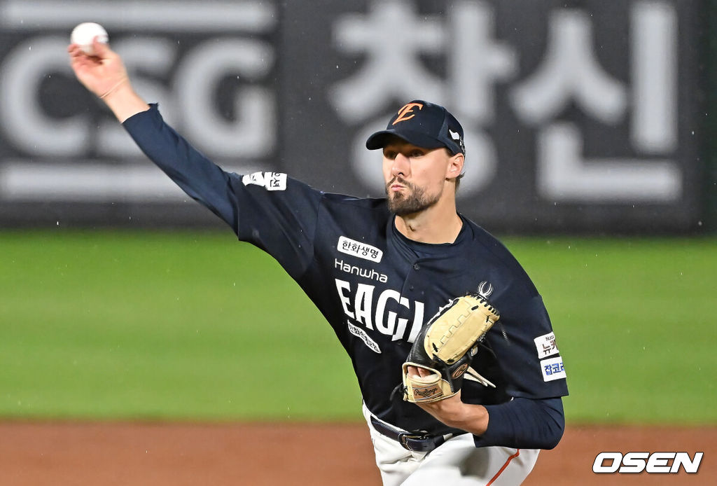 9일 부산 사직야구장에서 2025 신한 SOL 뱅크 KBO 리그 롯데 자이언츠와 한화 이글스의 경기가 열렸다. 홈팀 롯데는 박세웅이, 방문팀 한화는 와이스가 선발 출전했다.한화 이글스 선발 투수 와이스가 역투하고 있다. 2025.09.09 / foto0307@osen.co.kr