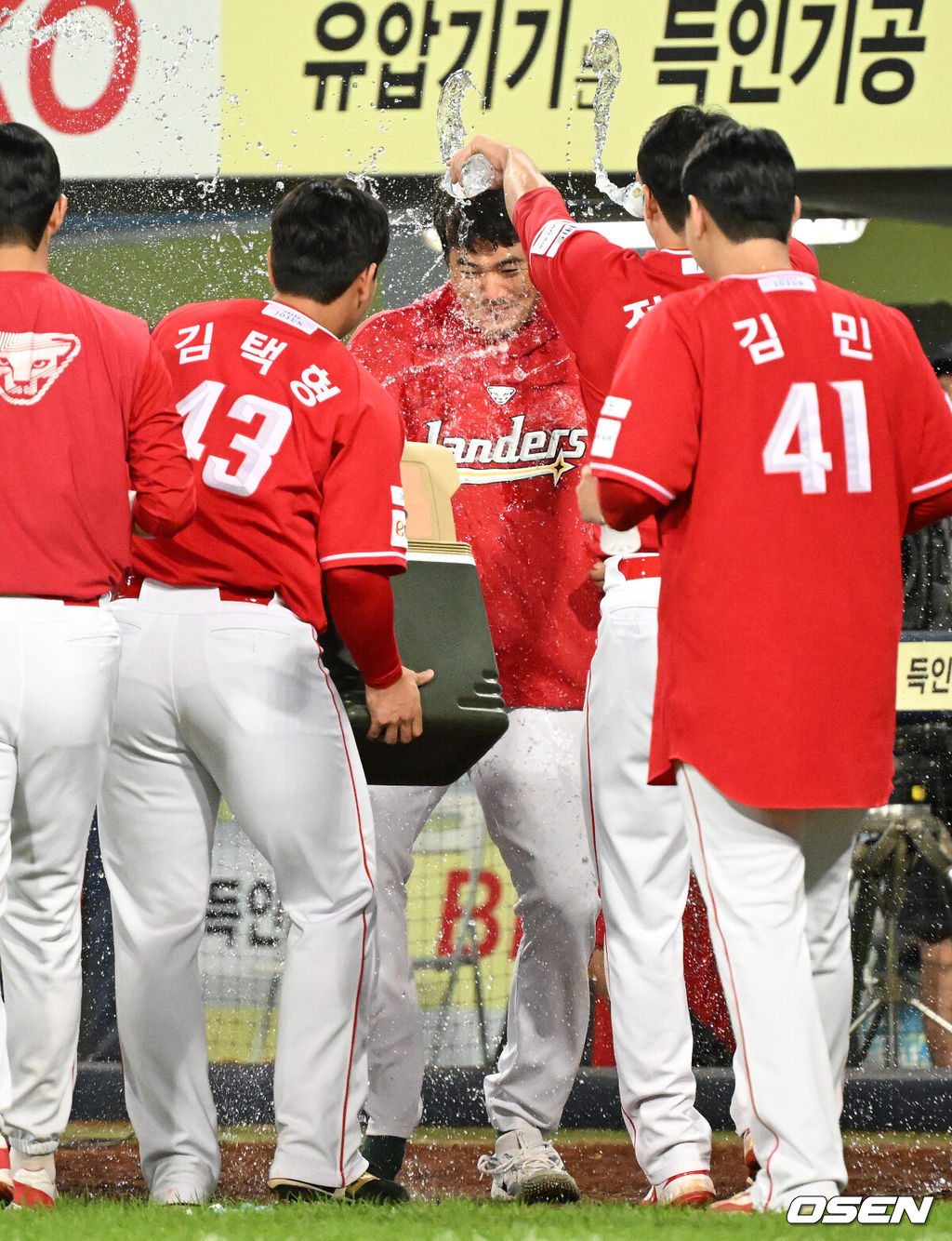 이숭용 감독이 이끄는 프로야구 SSG 랜더스가 삼성 라이온즈를 꺾고 3위 자리를 굳건히 지켰다. SSG는 11일 대구삼성라이온즈파크에서 열린 삼성과의 원정 경기에서 8-4로 승리했다. 최정은 KBO 최초 10년 연속 20홈런 고지를 밟았다. 노경은도 한국 프로야구 최초로 3년 연속 20홀드의 주인공이 됐다. 반면 삼성은 선발 아리엘 후라도의 호투에도 연패에 빠졌다. 경기 종료 후 3시즌 연속 30홀드를 기록한 SSG 노경은이 동료들에게 축하를 받고 있다. 2025.09.11 /sunday@osen.co.kr