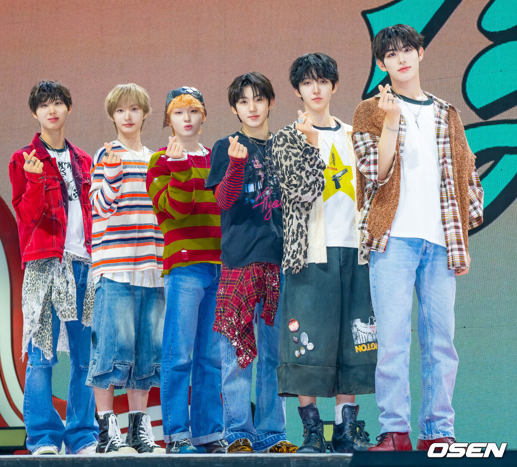 22일 서울 광진구 예스24라이브홀에서 킥플립 미니 3집 발매 기념 프레스 쇼케이스가 열렸다.그룹 킥플립은 이날 세 번째 미니 앨범 ‘마이 퍼스트 플립’과 타이틀곡 ‘처음 불러보는 노래’를 발매하고 컴백한다.킥플립이 무대 위에서 포토타임을 갖고 있다. 2025.09.22 /rumi@osen.co.kr