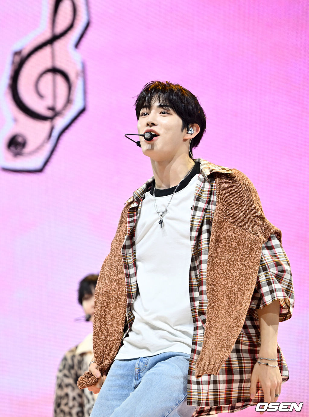 22일 서울 광진구 예스24라이브홀에서 킥플립 미니 3집 발매 기념 프레스 쇼케이스가 열렸다.<br /><br />그룹 킥플립은 이날 세 번째 미니 앨범 ‘마이 퍼스트 플립’과 타이틀곡 ‘처음 불러보는 노래’를 발매하고 컴백한다.<br /><br />킥플립 민제가 신곡 무대를 선보이고 있다. 2025.09.22 /rumi@osen.co.kr