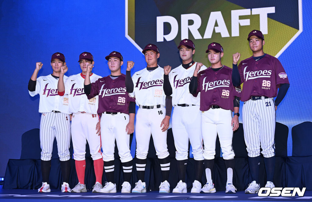 17일 오후 7일 오후 서울 롯데호텔 월드에서 ‘2026 KBO 신인 드래프트’가 열렸다.이번 드래프트는 전면 드래프트 방식으로 총 11라운드에 걸쳐 진행된다. 대상자는 총 1천261명으로, 고등학교 졸업 예정자 930명, 대학교 졸업 예정자 216명, 얼리 드래프트 신청자 51명, 해외 아마추어·프로 출신 선수 19명이다. 이 중 최대 110명이 KBO 10개 구단의 부름을 받게 된다.키움에 지명된 신인 선수들이 기념촬영을 가지고 있다. 2025.09.17 /sunday@osen.co.kr
