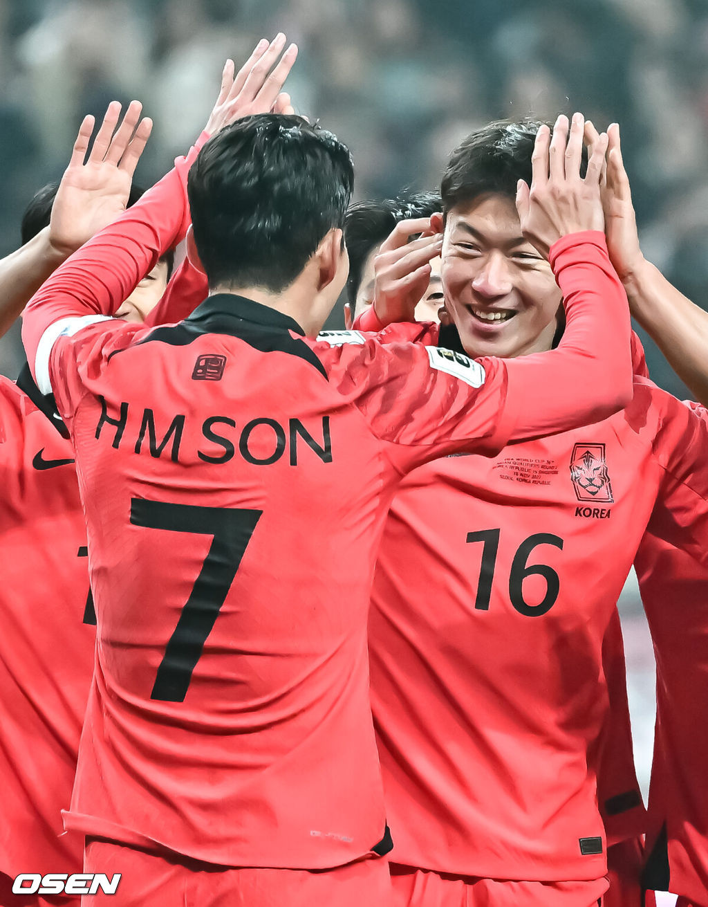'닥공 축구'가 통했다. 한국이 싱가포르의 두 줄 수비를 깨부수고 6만여 홈팬들 앞에서 골 폭죽을 터트렸다.위르겐 클린스만 감독이 이끄는 한국 축구대표팀은 16일 오후 8시 서울월드컵경기장에서 열린 2026 국제축구연맹(FIFA) 북중미 월드컵 아시아지역 2차 예선 1차전에서 싱가포르를 5-0으로 대파했다.후반 페널티킥 성공시킨 황의조가 손흥민과 하이파이브를 하고 있다.  2023.11.16 / soul1014@osen.co.kr