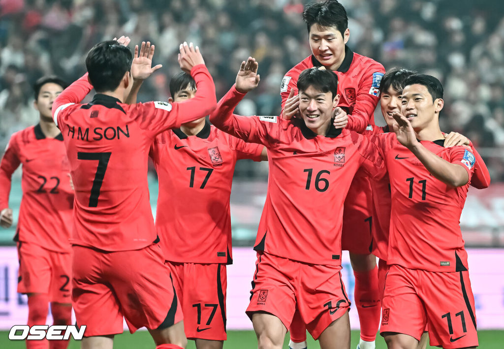 위르겐 클린스만 감독이 이끄는 대한민국 축구 대표팀과 싱가포르의 2026 북중미 월드컵 아시아 2차 예선 C조 1차전이 16일 서울 마포구 서울월드컵경기장에서 열렸다.후반 황의조가 페널티킥을 성공시킨뒤 동료들과 기뻐하고 있다. 2023.11.16 / soul1014@osen.co.kr