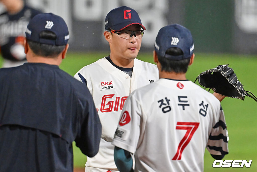 9일 부산 사직야구장에서 2025 신한 SOL 뱅크 KBO 리그 롯데 자이언츠와 한화 이글스의 경기가 열렸다. 홈팀 롯데는 박세웅이, 방문팀 한화는 와이스가 선발 출전했다.롯데 자이언츠 선발 투수 박세웅이 1회초 2사 1,2루 한화 이글스 하주석을 1루 땅볼로 잡고 이닝 교체를 하며 아쉬워하고 있다. 2025.09.09 / foto0307@osen.co.kr