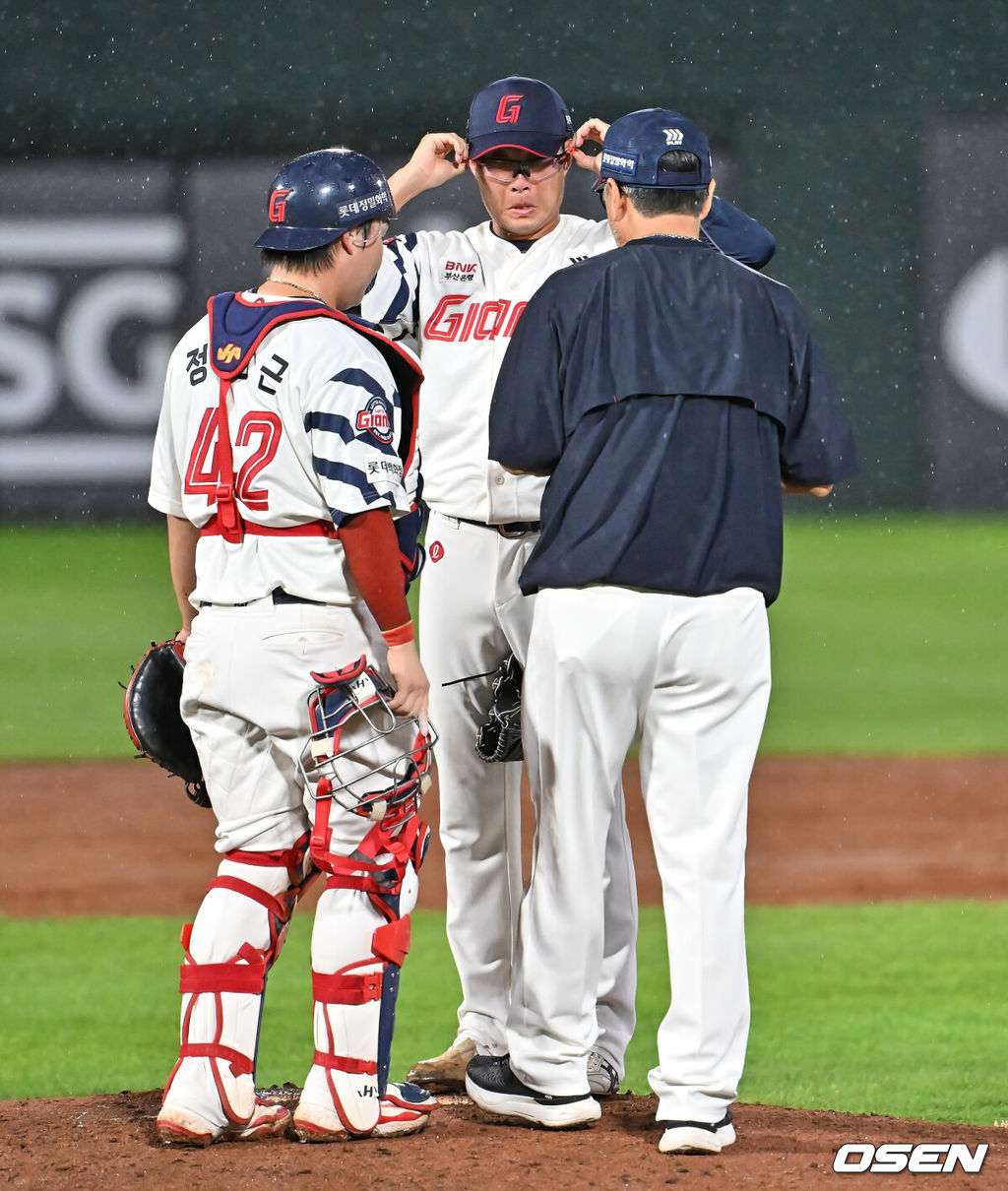 9일 부산 사직야구장에서 2025 신한 SOL 뱅크 KBO 리그 롯데 자이언츠와 한화 이글스의 경기가 열렸다. 홈팀 롯데는 박세웅이, 방문팀 한화는 와이스가 선발 출전했다.롯데 자이언츠 선발 투수 박세웅이 3회초 1사 1,3루 한화 이글스 채은성에게 2타점 2루타를 맞고 마운드에 오른 김상진 코치와 얘기하고 있다. 2025.09.09 / foto0307@osen.co.kr