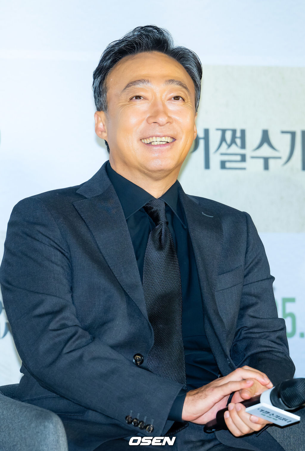 19일 서울 용산구 CGV용산아이파크몰에서 영화 '어쩔 수가 없다' 제작보고회가 열렸다.'어쩔수가없다'(감독 박찬욱)는 ‘다 이루었다’고 느낄 만큼 삶이 만족스러웠던 회사원 ‘만수’(이병헌)가 덜컥 해고된 후, 아내와 두 자식을 지키기 위해, 어렵게 장만한 집을 지켜내기 위해, 재취업을 향한 자신만의 전쟁을 준비하며 벌어지는 이야기를 담는다. 제82회 베니스 국제 영화제 경쟁 부문에 초청된 ‘어쩔수가없다’는 박찬욱 감독이  ‘헤어질 결심’ 이후 3년 만에 내놓는 작품이다. 이병헌과 손예진이 부부로 호흡을 맞추는 가운데 이성민과 염혜란 박희순 차승원이 출연한다.배우 이성민이 기자간담회에서 미소짓고 있다. 2025.08.19 /rumi@osen.co.kr