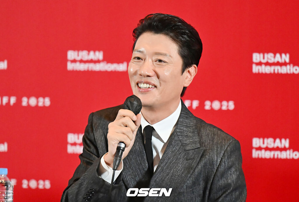 17일 부산 해운대구 영화의 전당 중극장에서 제30회 부산국제영화제 개막작 ‘어쩔수가없다’ 기자회견이 열렸다.박찬욱 감독의 12번째 장편 영화인 ‘어쩔수가없다’는 도널드 E. 웨스트레이크의 1997년 소설 '액스(The Axe)'를 원작으로 한다.배우 박희순이 기자들의 질문에 답하고 있다. 2025.09.17 / foto0307@osen.co.kr