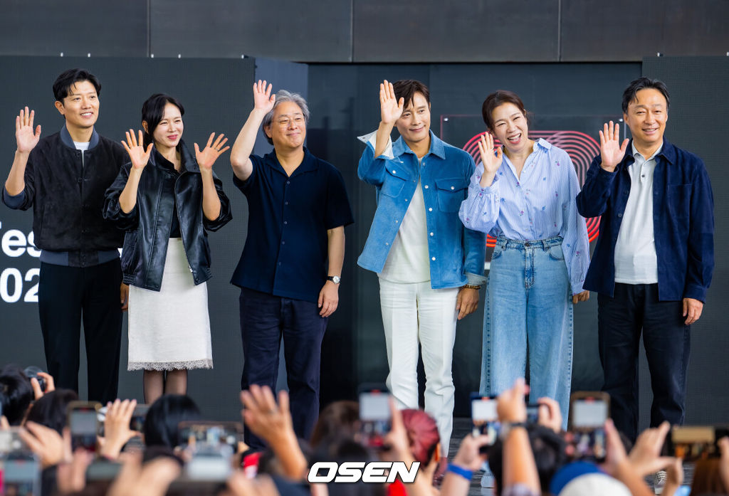 제30회 부산국제영화제(BIFF) 영화 ‘어쩔수가없다’ 오픈토크 행사가 18일 부산 해운대구 영화의 전당에서 열렸다.올해 30주년을 맞이한 부산국제영화제는 오는 26일까지 총 64개국 328편의 작품을 만날수 있다.박찬욱 감독과 배우 이병헌, 손예진, 박희순, 염혜란, 이성민이 오픈토크에서 포토타임을 갖고 있다  2025.09.18 / rumi@osen.co.kr