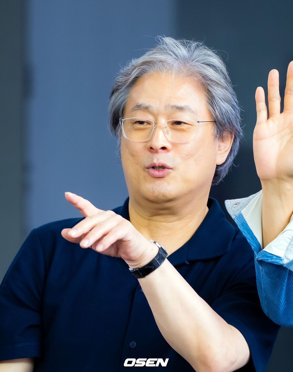 제30회 부산국제영화제(BIFF) 영화 ‘어쩔수가없다’ 오픈토크 행사가 18일 부산 해운대구 영화의 전당에서 열렸다.올해 30주년을 맞이한 부산국제영화제는 오는 26일까지 총 64개국 328편의 작품을 만날수 있다.박찬욱 감독이 오픈토크에서 포토타임을 갖고 있다  2025.09.18 / rumi@osen.co.kr