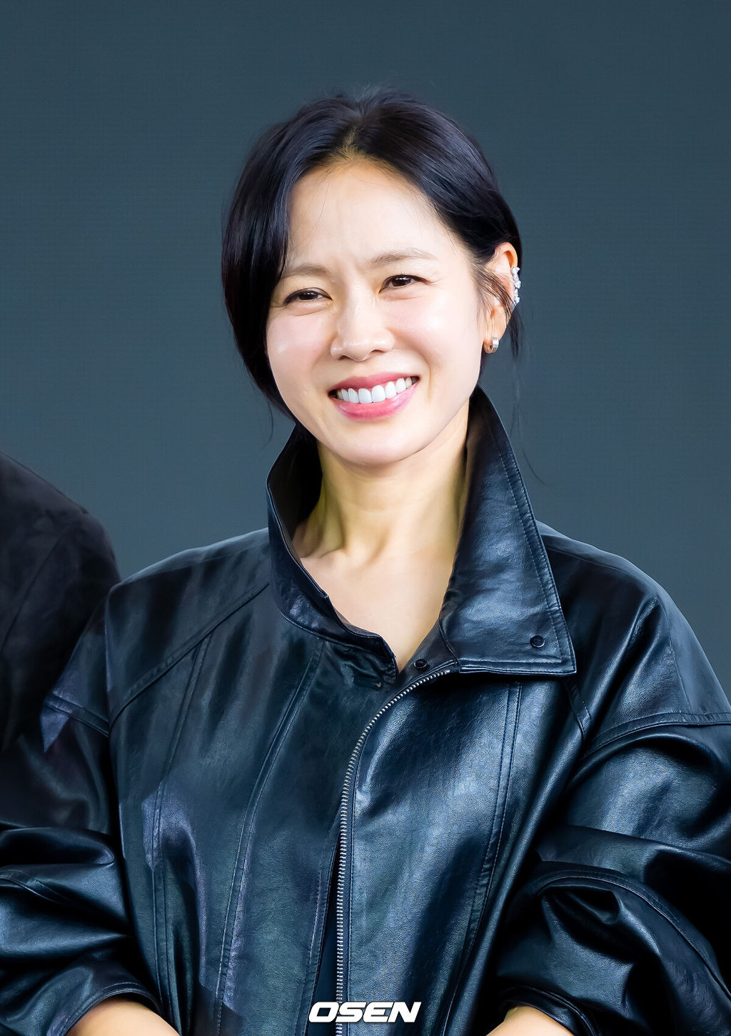 제30회 부산국제영화제(BIFF) 영화 ‘어쩔수가없다’ 오픈토크 행사가 18일 부산 해운대구 영화의 전당에서 열렸다.올해 30주년을 맞이한 부산국제영화제는 오는 26일까지 총 64개국 328편의 작품을 만날수 있다.배우 손예진이 오픈토크에서 포토타임을 갖고 있다  2025.09.18 / rumi@osen.co.kr