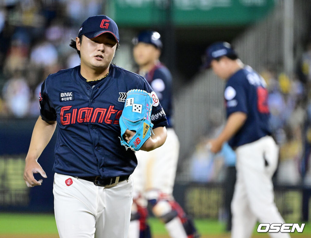 21일 서울 잠실야구장에서 ‘2025 신한 SOL Bank KBO리그’ LG 트윈스와 롯데 자이언츠의 경기가 열렸다.홈팀 LG는 요니 치리노스, 방문팀 롯데는 이민석을 선발로 내세웠다.6회말 1사 1루 상황 롯데 투수 정철원이 마운드를 내려가고 있다. 2025.08.21 / dreamer@osen.co.kr
