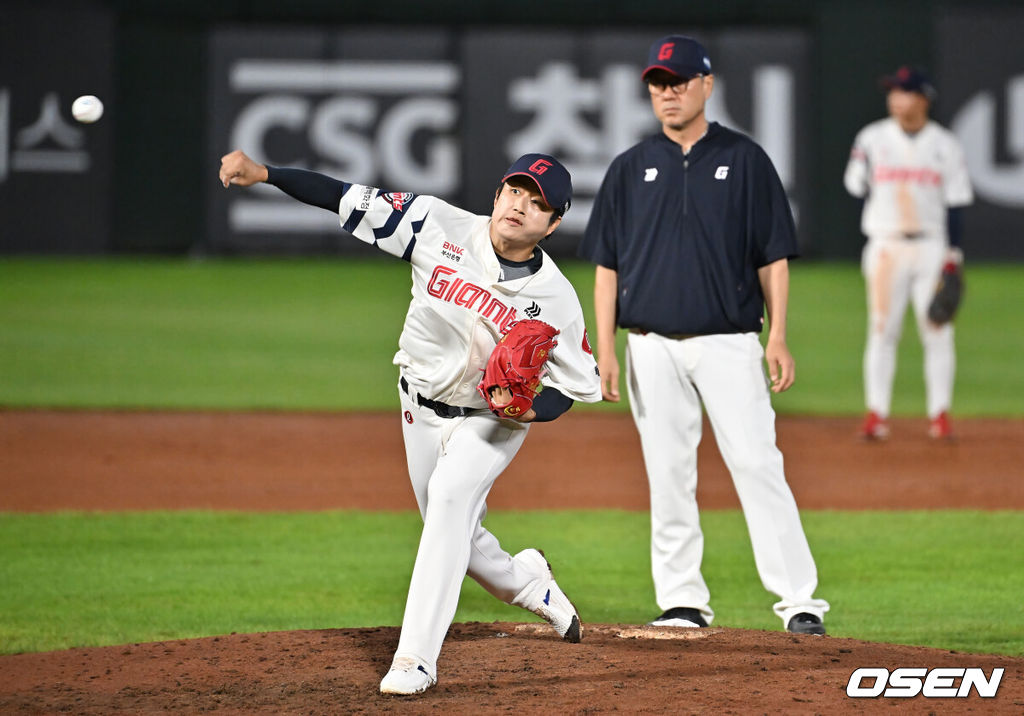 9일 부산 사직야구장에서 2025 신한 SOL 뱅크 KBO 리그 롯데 자이언츠와 한화 이글스의 경기가 열렸다. 홈팀 롯데는 박세웅이, 방문팀 한화는 와이스가 선발 출전했다.롯데 자이언츠 김강현의 역투 모습을 김상진 코치가 바라보고 있다. 2025.09.09 / foto0307@osen.co.kr