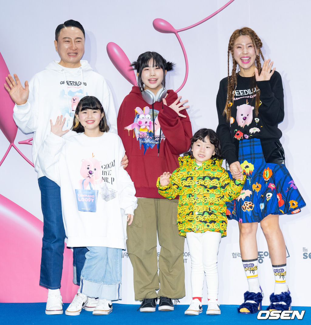  17일 서울 중구 동대문디자인플라자(DDP)에서 2023 F/W 서울패션위크 '그리디어스' 컬렉션 포토콜 행사가 열렸다.방송인 주영훈, 이윤미와 자녀들이 입장하며 포즈를 취하고 있다. 2023.03.17 /rumi@osen.co.kr