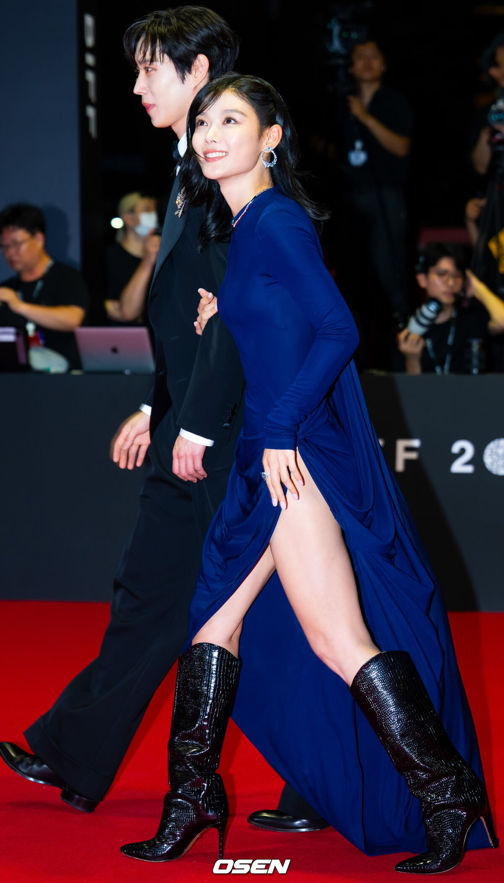 제30회 부산국제영화제(BIFF) 레드카펫 행사가 17일 오후 부산 해운대구 영화의 전당에서 열렸다.올해 개막작은 박찬욱 감독의 ‘어쩔수가없다’이며, 주연배우 이병헌은 개막식 사회까지 본다. 폐막작으로는 경쟁 부문 대상 수상작을 상영한다. 올해 30주년을 맞이한 부산국제영화제는 오는 26일까지 총 64개국 328편의 작품을 만날수 있다.배우 김영대, 김유정이 레드카펫을 밟으며 포즈를 취하고 있다. 2025.09.17 / rumi@osen.co.kr