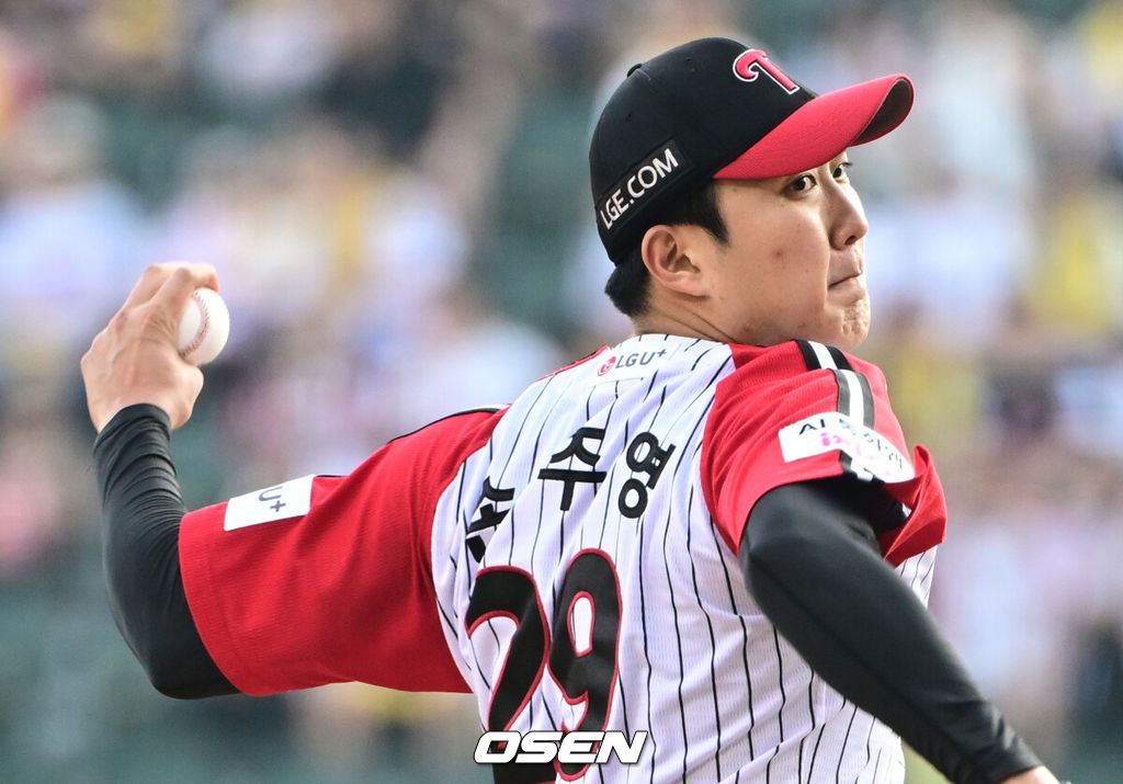 31일 오후 서울 잠실구장에서 ‘2025 신한 SOL Bank KBO리그’ LG 트윈스와 키움 히어로즈의 경기가 열렸다.홈팀 LG는 손주영, 방문팀 키움은 알칸타라를 선발로 내세웠다.1회초 LG 손주영이 역투하고 있다. 2025.08.31 /cej@osen.co.kr