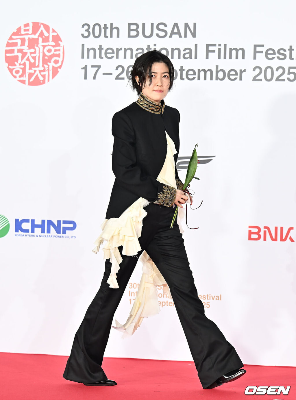 17일 부산 해운대구 센텀시티 영화의 전당에서 배우 이병헌의 사회로 제30회 부산국제영화제 개막식이 열렸다.BIFF는 그간 비경쟁영화제였지만 30주년을 맞이한 올해 본격적인 경쟁부문을 신설했다. ‘아시아의 시선으로 아시아를 바라본다’는 관점에서 시작한 제1회 ‘부산 어워드’는 아시아 주요 작품 14편을 초청해 대상, 감독상, 심사위원 특별상, 배우상, 예술공헌상 등 5개 부문에서 시상한다.심은경이 개막식 포토월에서 포즈를 취하고 있다. 2025.09.17 / foto0307@osen.co.kr