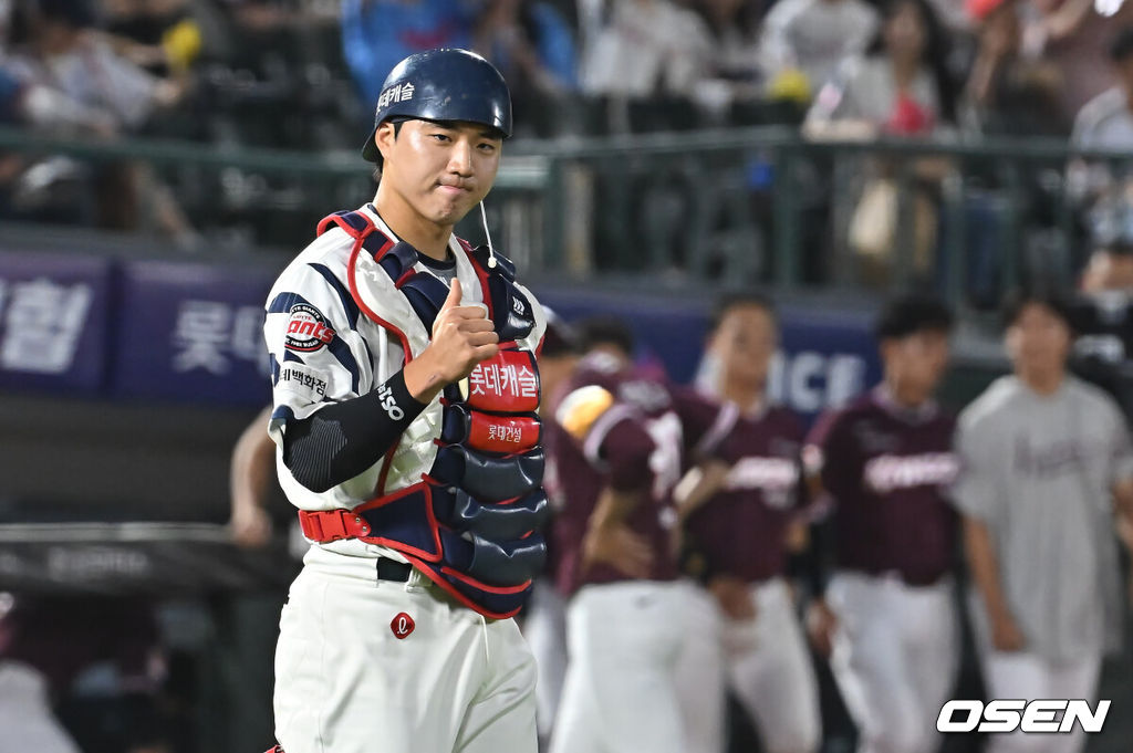 3일 부산 사직야구장에서 2025 신한 SOL 뱅크 KBO 리그 롯데 자이언츠와 키움 히어로즈의 경기가 열렸다. 홈팀 롯데는 감보아가, 방문팀 키움은 김연주가 선발 출전했다.롯데 자이언츠 손성빈이 키움 히어로즈에 8-0으로 승리한 후 박진을 보며 하고 있다. 2025.06.03 / foto0307@osen.co.kr