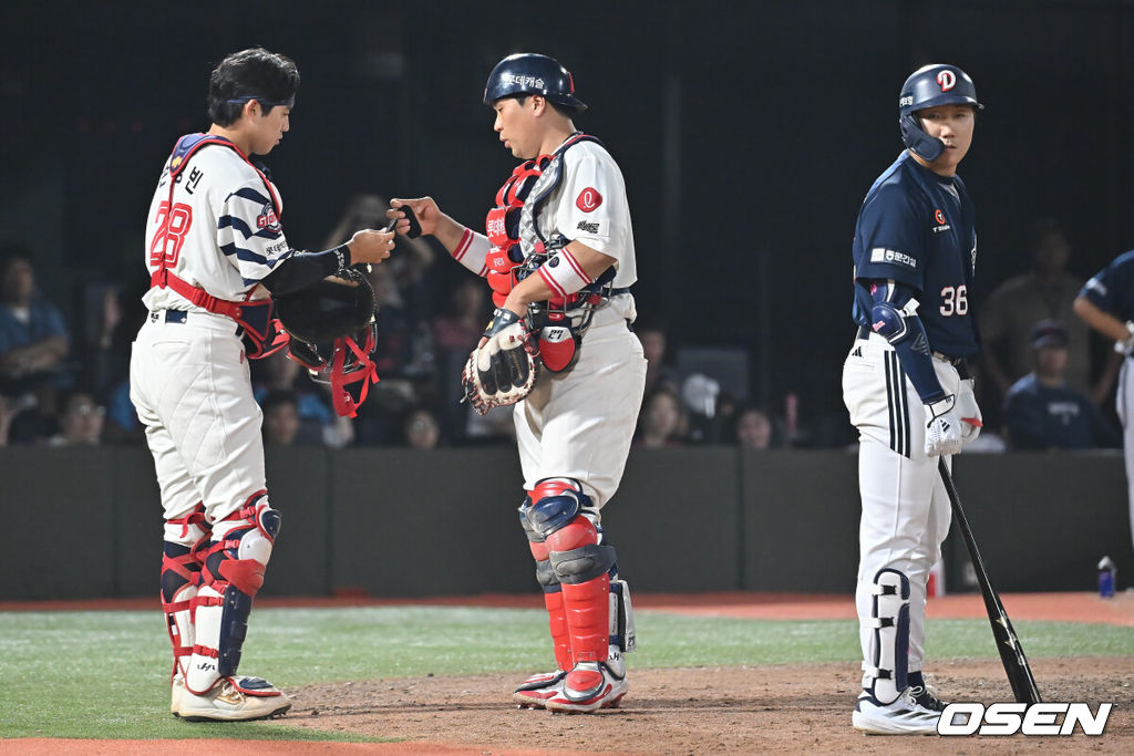 8일 부산 사직야구장에서 2025 신한 SOL 뱅크 KBO 리그 롯데 자이언츠와 두산 베어스의 경기가 열렸다. 홈팀 롯데는 홍민기가, 방문팀 두산은 최민석이 선발 출전했다.롯데 자이언츠 유강남이 7회초 손성빈과 교체되고 있다. 2025.07.08 / foto0307@osen.co.kr