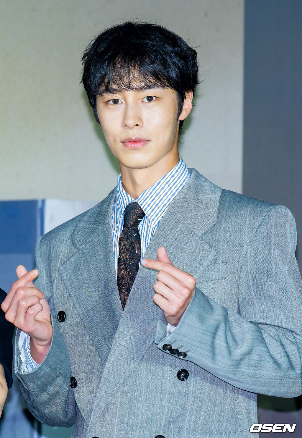 13일 오후 서울 구로구 라마다 서울 신도림에서 넷플릭스 시리즈 '탄금' 제작발표회가 열렸다. 미스터리 멜로 사극 '탄금'은 어릴 적 실종되었던 조선 거대 상단의 외아들 '홍랑'(이재욱)이 기억을 잃은 채 검객이 되어 12년 만에 돌아오고, 이복누이 '재이'(조보아)는 그의 실체를 의심하는 가운데 둘 사이 싹트는 알 수 없는 감정을 그린 시대극이다.배우 이재욱이 입장하며 포즈를 취하고 있다. 2025.05.13 / rumi@osen.co.kr