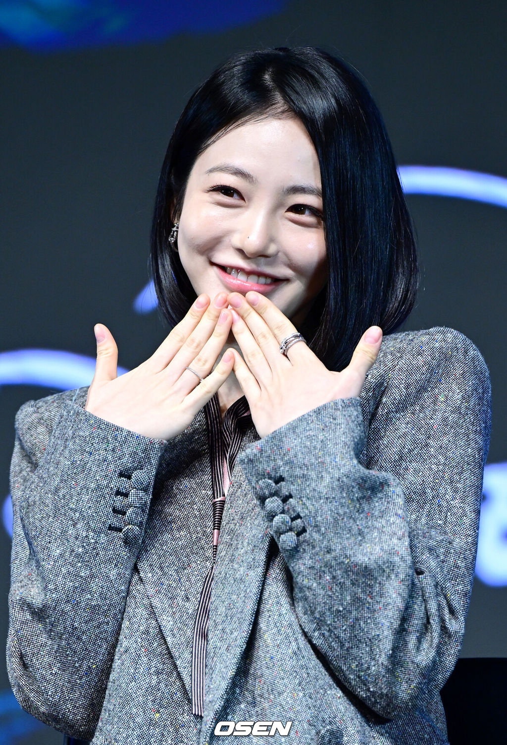 23일 오전 서울 논현동 엘리에나 호텔에서 디즈니+ 오리지널 시리즈 '탁류' 제작발표회가 열렸다.‘탁류’는 조선의 모든 돈과 물자가 모여드는 경강을 둘러싸고 혼탁한 세상을 뒤집고 사람답게 살기 위해 각기 다른 꿈을 꿨던 이들의 운명 개척 액션 드라마다.배우 신예은이 사회자의 요청에 미소짓고 있다. 2025.09.23 / dreamer@osen.co.kr