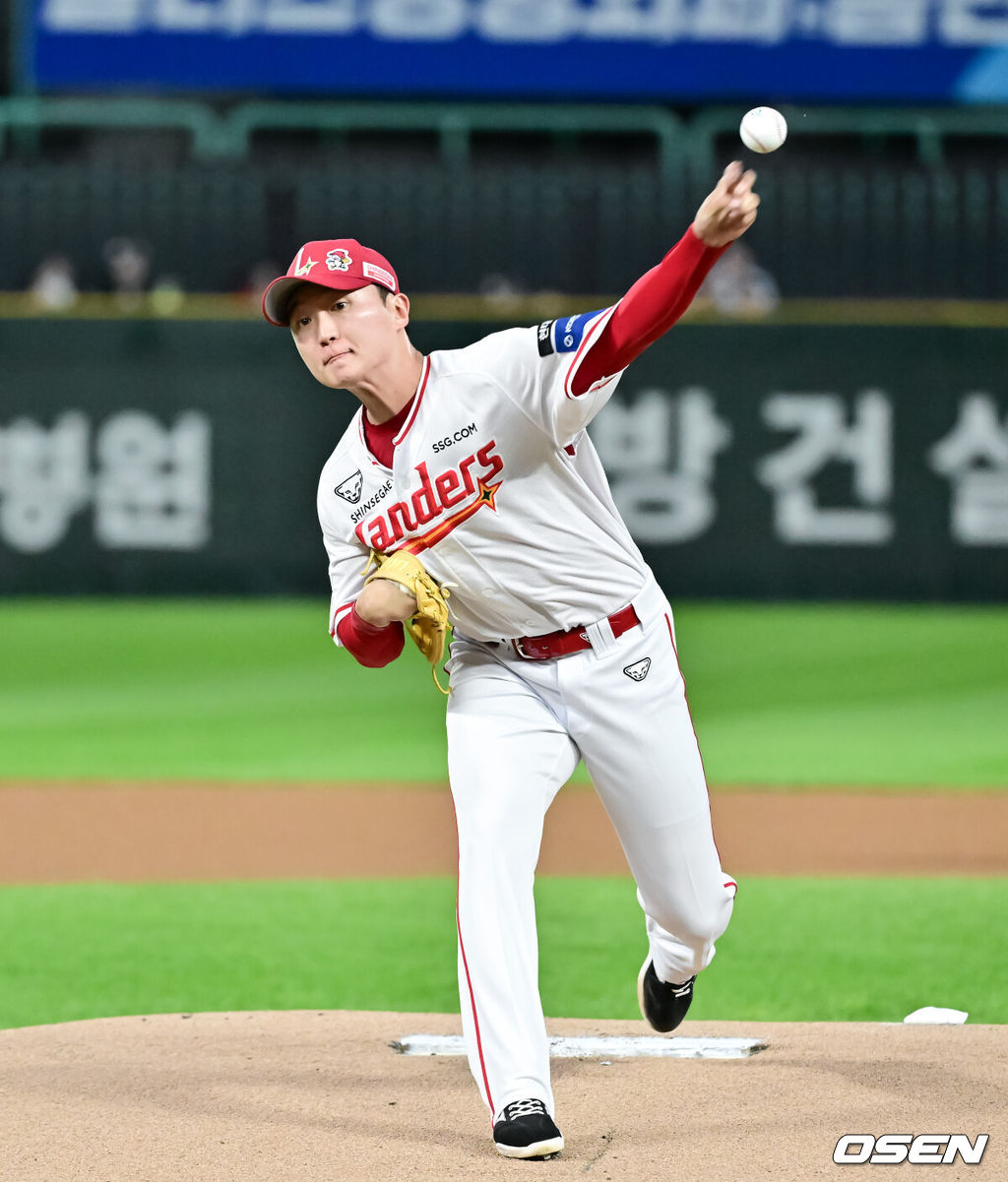 23일 오후 인천 SSG랜더스필드에서 ‘2025 신한 SOL BANK KBO리그’ SSG 랜더스와 KIA 타이거즈의 경기가 진행됐다.이날 경기에서 SSG은 김건우를, KIA가 김태형을 선발투수로 내세웠다. 1회초 SSG 선발투수 김건우가 역투하고 있다.  2025.09.23 / soul1014@osen.co.kr