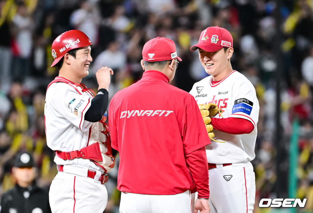23일 오후 인천 SSG랜더스필드에서 ‘2025 신한 SOL BANK KBO리그’ SSG 랜더스와 KIA 타이거즈의 경기가 진행됐다.이날 경기에서 SSG은 김건우를, KIA가 김태형을 선발투수로 내세웠다.6회초 SSG 선발투수 김건우가 교체를 앞두고 미소 짓고 있다. 2025.09.23 / soul1014@osen.co.kr