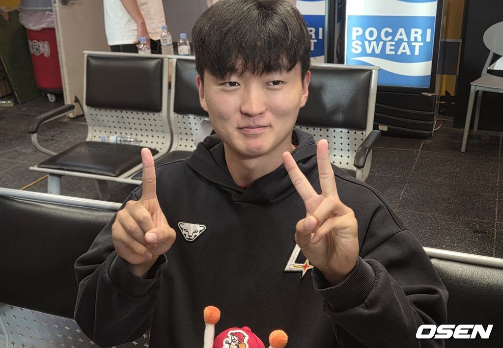  SSG 랜더스 투수 김건우는 23일 오후 인천 SSG랜더스필드에서 열린 KIA 타이거즈와 경기에 선발투수로 등판했다. 12탈삼진으로 선발타자 전원 탈삼진을 기록했다. 경기 후 김건우가 웃으며 두 손으로 ‘12K’ 포즈를 취했다. /orange@osen.co.kr