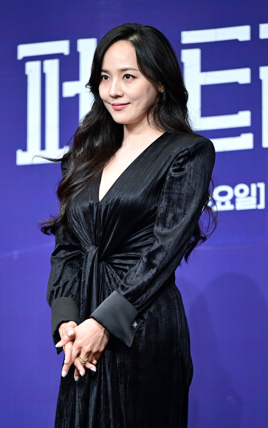 24일 오후 서울 신도림동 더 링크 서울에서 MBN 새 수목미니시리즈 ‘퍼스트레이디’ 제작발표회가 열렸다.드라마 ‘퍼스트레이디’는 대통령에 당선된 남편이 장차 퍼스트레이디가 될 아내에게 이혼을 요구하는 초유의 사건이 벌어지면서 펼쳐지는 이야기를 담는다. 배우 유진이 포토타임을 하고 있다. 2025.09.24 / dreamer@osen.co.kr