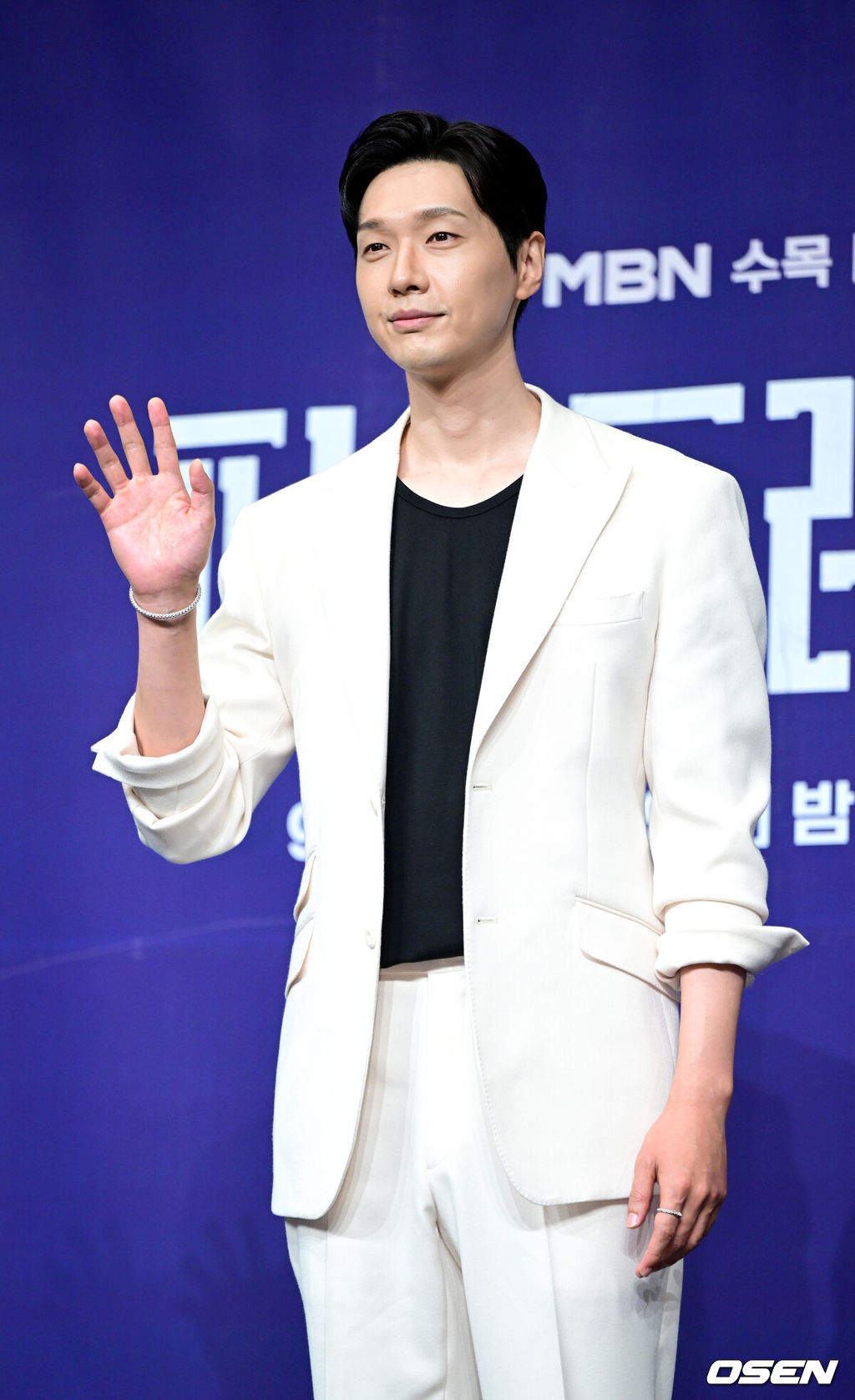 24일 오후 서울 신도림동 더 링크 서울에서 MBN 새 수목미니시리즈 ‘퍼스트레이디’ 제작발표회가 열렸다.드라마 ‘퍼스트레이디’는 대통령에 당선된 남편이 장차 퍼스트레이디가 될 아내에게 이혼을 요구하는 초유의 사건이 벌어지면서 펼쳐지는 이야기를 담는다. 배우 지현우가 포토타임을 하고 있다. 2025.09.24 / dreamer@osen.co.kr