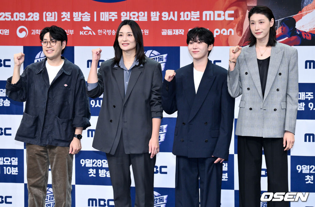 MBC 새 예능 ‘신인감독 김연경’ 제작발표회가 24일 서울 마포구 상암 MBC 골든마우스홀에서 열렸다.오는 28일 첫 방송하는 MBC 새 예능 프로그램 ‘신인감독 김연경’은 신인감독으로 돌아온 배구계의 전설 배구 황제 김연경의 구단 창설 프로젝트다.권락희 PD, 표승주, 세븐틴 부승관, 김연경이 포즈를 취하고 있다. 2025.09.24 /cej@osen.co.kr