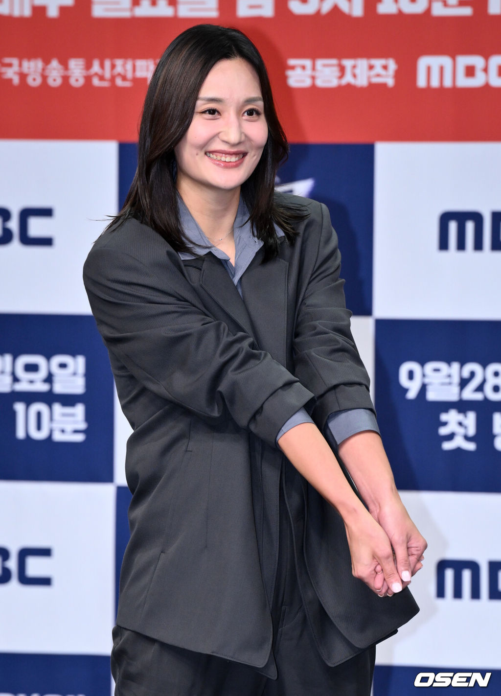 MBC 새 예능 ‘신인감독 김연경’ 제작발표회가 24일 서울 마포구 상암 MBC 골든마우스홀에서 열렸다.오는 28일 첫 방송하는 MBC 새 예능 프로그램 ‘신인감독 김연경’은 신인감독으로 돌아온 배구계의 전설 배구 황제 김연경의 구단 창설 프로젝트다.전 배구선수 표승주가 포즈를 취하고 있다. 2025.09.24 /cej@osen.co.kr