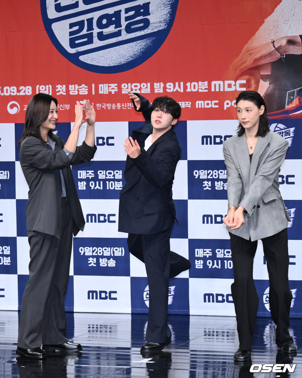 MBC 새 예능 ‘신인감독 김연경’ 제작발표회가 24일 서울 마포구 상암 MBC 골든마우스홀에서 열렸다.오는 28일 첫 방송하는 MBC 새 예능 프로그램 ‘신인감독 김연경’은 신인감독으로 돌아온 배구계의 전설 배구 황제 김연경의 구단 창설 프로젝트다.표승주, 세븐틴 부승관, 김연경이 포즈를 취하고 있다. 2025.09.24 /cej@osen.co.kr