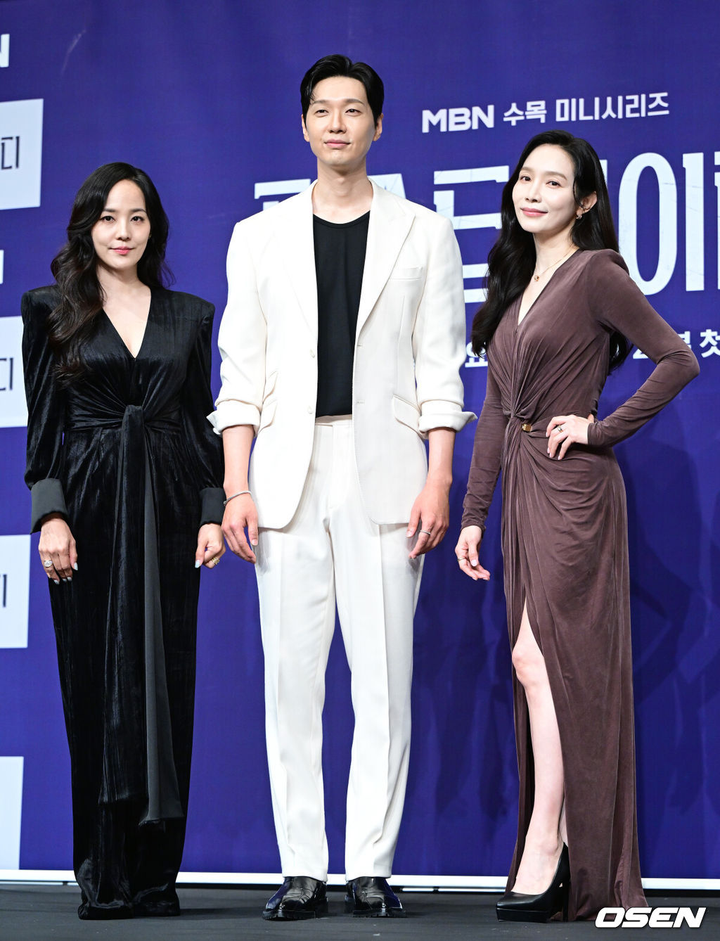 24일 오후 서울 신도림동 더 링크 서울에서 MBN 새 수목미니시리즈 ‘퍼스트레이디’ 제작발표회가 열렸다.드라마 ‘퍼스트레이디’는 대통령에 당선된 남편이 장차 퍼스트레이디가 될 아내에게 이혼을 요구하는 초유의 사건이 벌어지면서 펼쳐지는 이야기를 담는다. 배우 유진-지현우-이민영(왼쪽부터)이 포토타임을 하고 있다. 2025.09.24 / dreamer@osen.co.kr