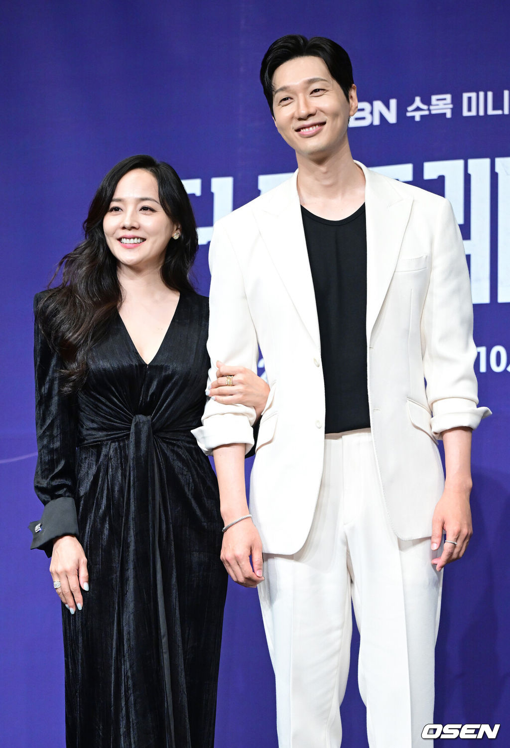 24일 오후 서울 신도림동 더 링크 서울에서 MBN 새 수목미니시리즈 ‘퍼스트레이디’ 제작발표회가 열렸다.드라마 ‘퍼스트레이디’는 대통령에 당선된 남편이 장차 퍼스트레이디가 될 아내에게 이혼을 요구하는 초유의 사건이 벌어지면서 펼쳐지는 이야기를 담는다. 배우 유진과 지현우가 포토타임을 하고 있다. 2025.09.24 / dreamer@osen.co.kr