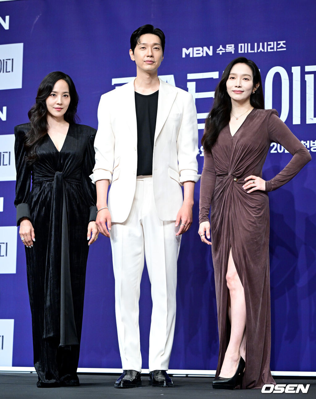 24일 오후 서울 신도림동 더 링크 서울에서 MBN 새 수목미니시리즈 ‘퍼스트레이디’ 제작발표회가 열렸다.드라마 ‘퍼스트레이디’는 대통령에 당선된 남편이 장차 퍼스트레이디가 될 아내에게 이혼을 요구하는 초유의 사건이 벌어지면서 펼쳐지는 이야기를 담는다. 배우 유진-지현우-이민영(왼쪽부터)이 포토타임을 하고 있다. 2025.09.24 / dreamer@osen.co.kr