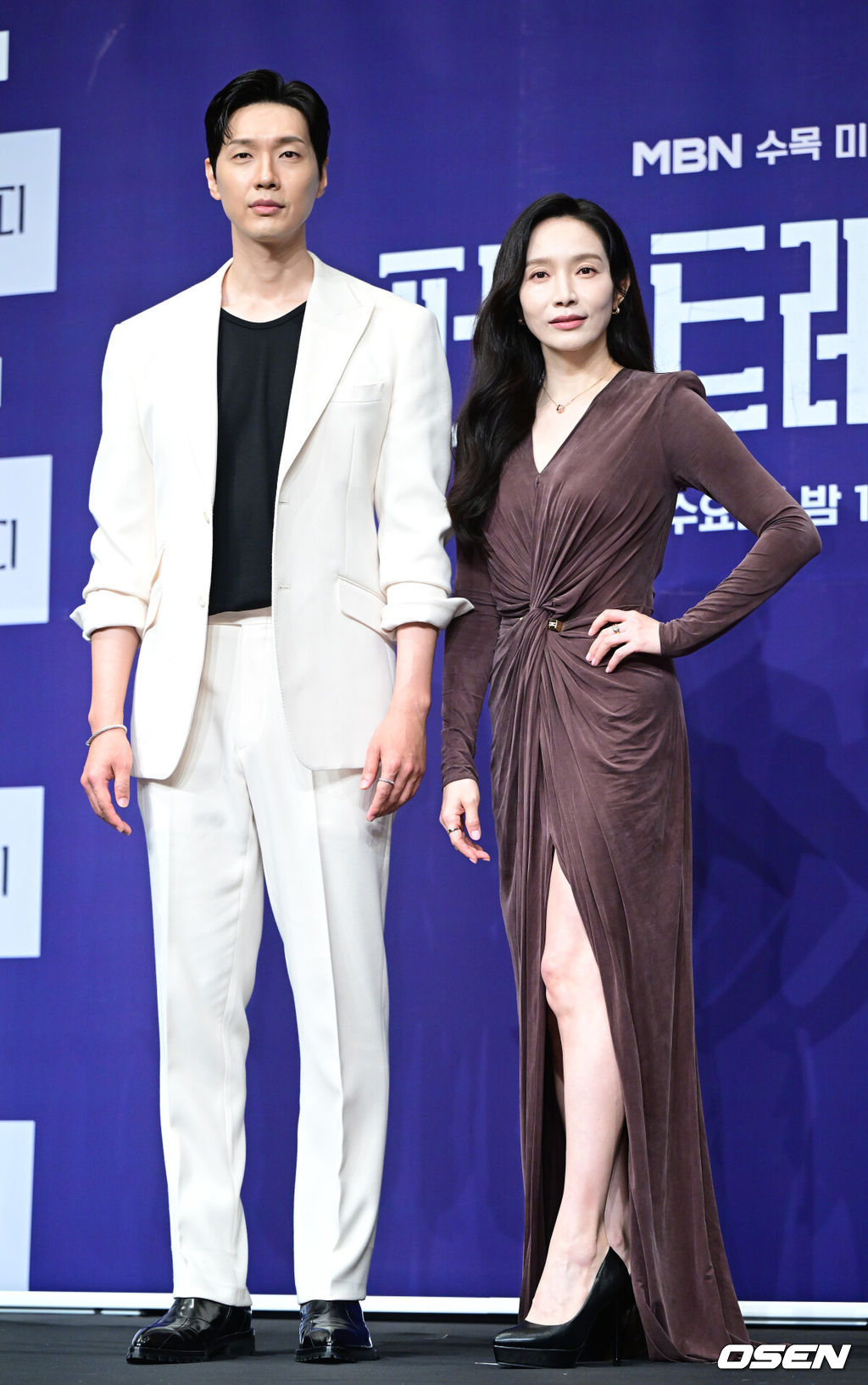 24일 오후 서울 신도림동 더 링크 서울에서 MBN 새 수목미니시리즈 ‘퍼스트레이디’ 제작발표회가 열렸다.드라마 ‘퍼스트레이디’는 대통령에 당선된 남편이 장차 퍼스트레이디가 될 아내에게 이혼을 요구하는 초유의 사건이 벌어지면서 펼쳐지는 이야기를 담는다. 배우 지현우와 이민영이 포토타임을 하고 있다. 2025.09.24 / dreamer@osen.co.kr
