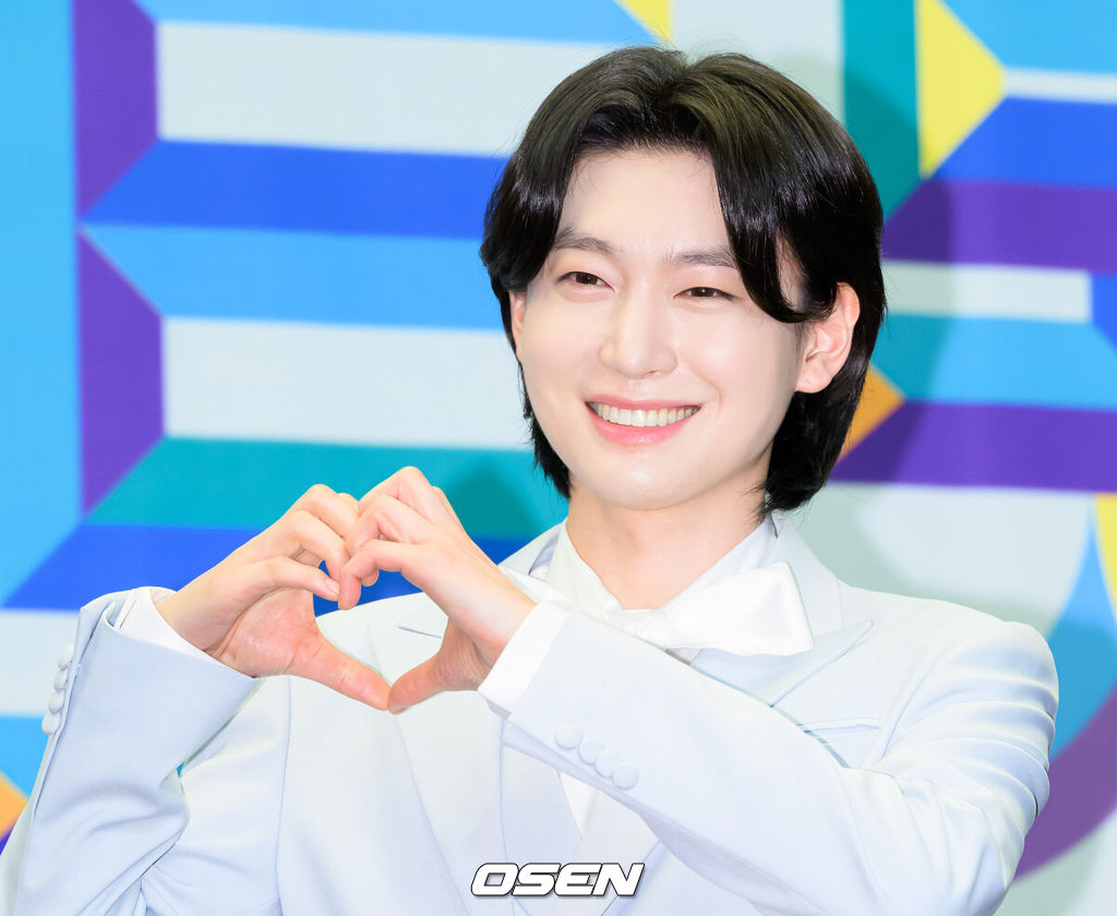 24일 스탠포드호텔 서울에서 TV조선 ‘미스터트롯3’ TOP7 기자간담회가 열렸다.'미스터트롯3'은 지난해 12월 19일부터 올해 3월 13일까지 방영됐다. 마지막화 시청률 19.1%를 기록하며 성황리에 종영했다. TOP7의 첫 공식 활동인 '미스터트롯3 갈라쇼' 1회는 시청률 9.7%로 지상파, 종편, 케이블 포함 동시간대 시청률 1위를 기록했다.미스터트롯3 TOP7 김용빈이 포토타임을 가지고 있다. 2025.03.24 / sunday@osen.co.kr