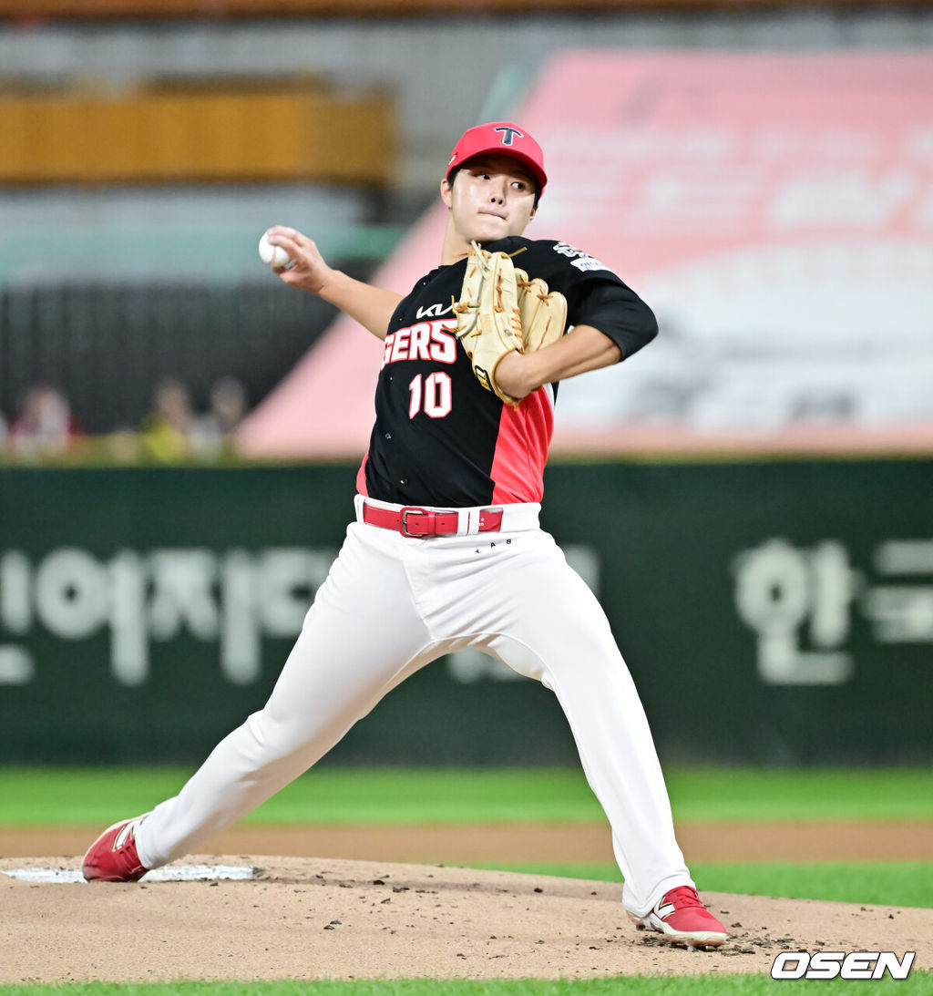 23일 오후 인천 SSG랜더스필드에서 ‘2025 신한 SOL BANK KBO리그’ SSG 랜더스와 KIA 타이거즈의 경기가 진행됐다.이날 경기에서 SSG은 김건우를, KIA가 김태형을 선발투수로 내세웠다.1회말 KIA 선발투수 김태형이 역투하고 있다. 2025.09.23 / soul1014@osen.co.kr
