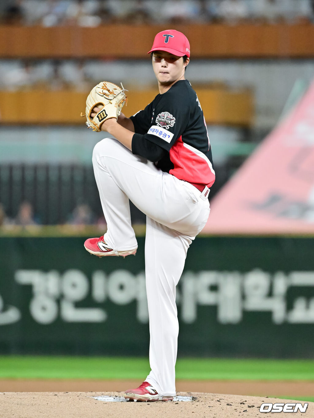 23일 오후 인천 SSG랜더스필드에서 ‘2025 신한 SOL BANK KBO리그’ SSG 랜더스와 KIA 타이거즈의 경기가 진행됐다.이날 경기에서 SSG은 김건우를, KIA가 김태형을 선발투수로 내세웠다.1회말 KIA 선발투수 김태형이 역투하고 있다. 2025.09.23 / soul1014@osen.co.kr