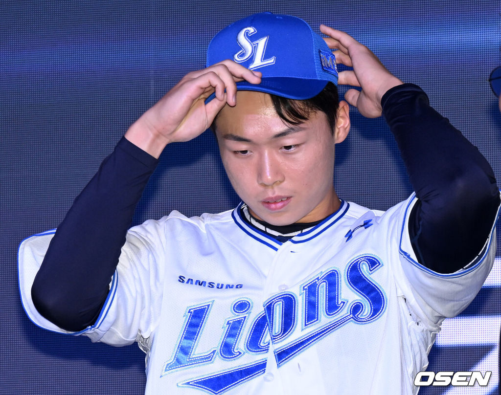 17일 오후 7일 오후 서울 롯데호텔 월드에서 ‘2026 KBO 신인 드래프트’가 열렸다.이번 드래프트는 전면 드래프트 방식으로 총 11라운드에 걸쳐 진행된다. 대상자는 총 1천261명으로, 고등학교 졸업 예정자 930명, 대학교 졸업 예정자 216명, 얼리 드래프트 신청자 51명, 해외 아마추어·프로 출신 선수 19명이다. 이 중 최대 110명이 KBO 10개 구단의 부름을 받게 된다.삼성에 지명된 서울고 이호범이 기념촬영을 하고 있다. 2025.09.17 /sunday@osen.co.kr